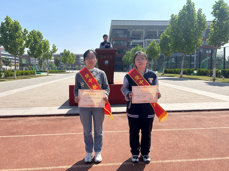 4表彰第十期楚中校园之星：袁庆明老师 胡永玲同学.jpg